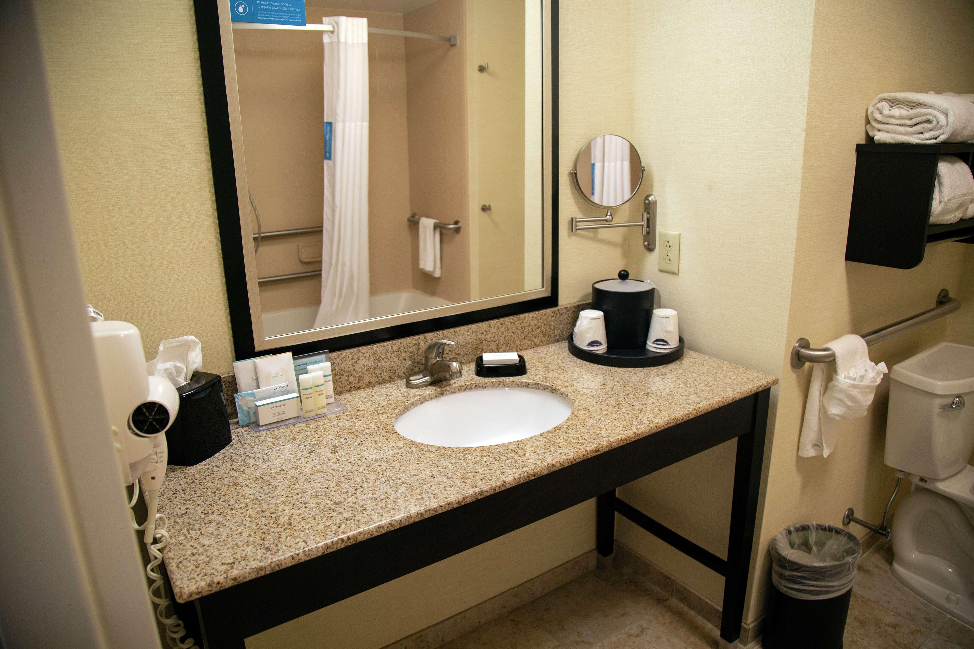 Hampton Inn & Suites Sharon West Middlesex Esterno foto